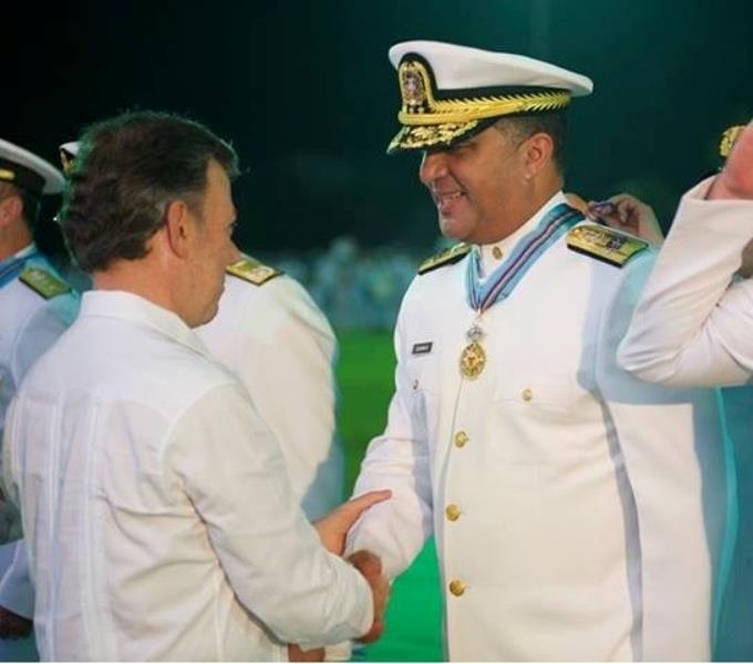 Jefe de la Armada dominicana es condecorado por el presidente de Colombia