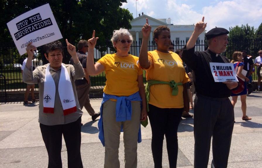 Arrestan frente a Casa Blanca a 20 activistas contra deportaciones