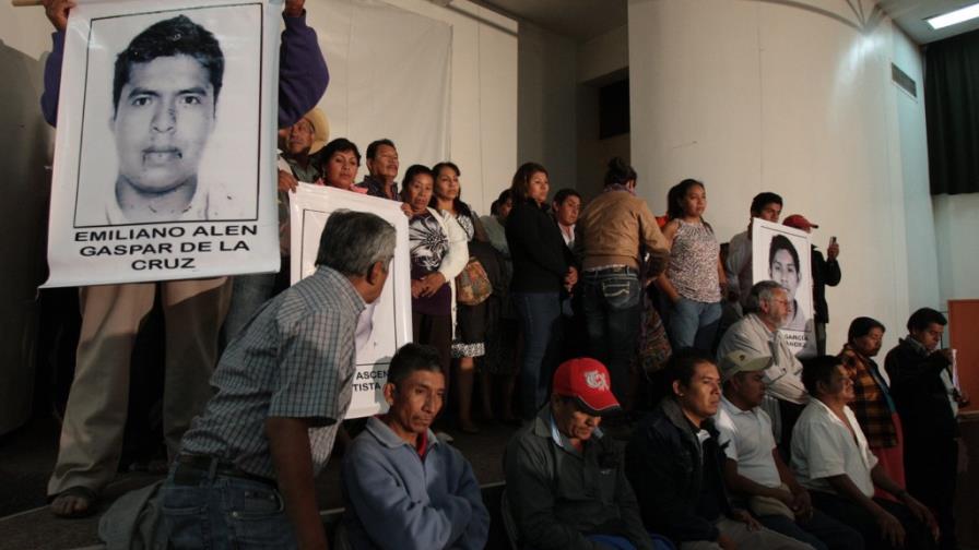 Padres de estudiantes desaparecidos llaman a protestas pacíficas en México