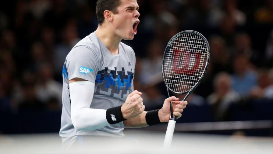 Milos Raonic elimina a Roger Federer en Masters de París y avanza a semifinales