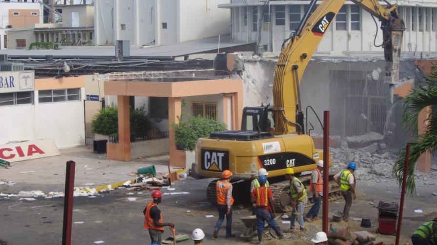 Comienzan a demoler el hospital Luis Eduardo Aybar