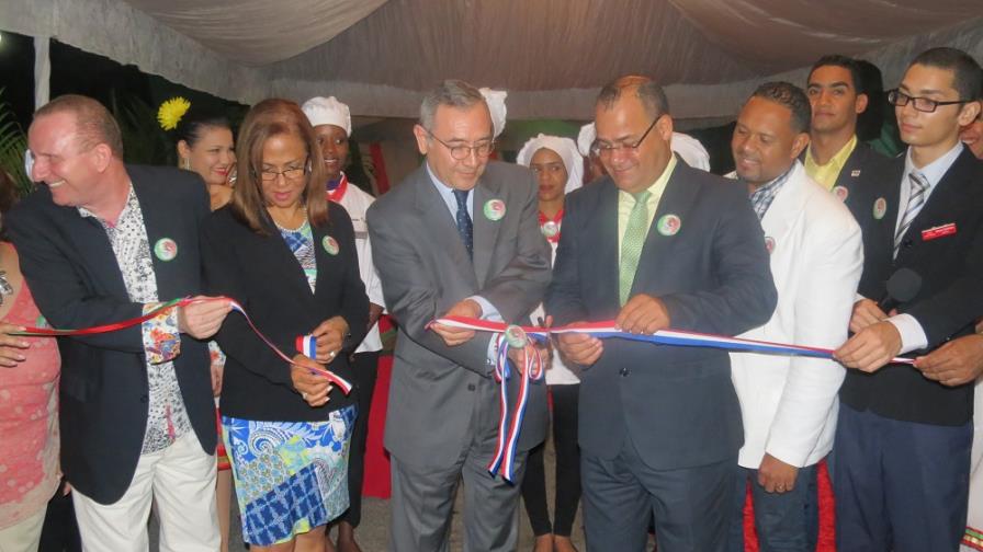 Estudiantes de turismo de UTESA inauguran restaurante Flor Azteca