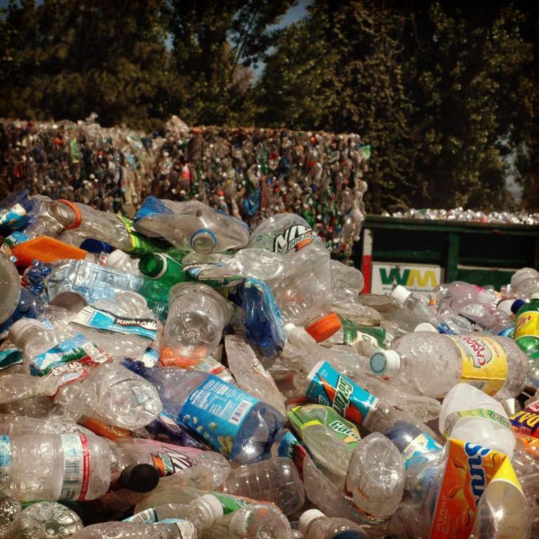 Recicladores de plástico enfrentan crisis debido al bajo precio del petróleo