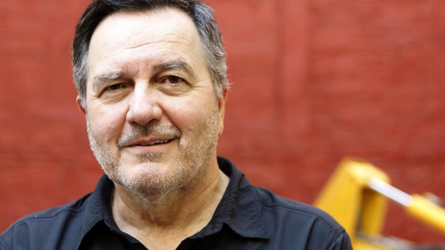 Roberto Ampuero revive juventud de forma crítica en detrás del muro