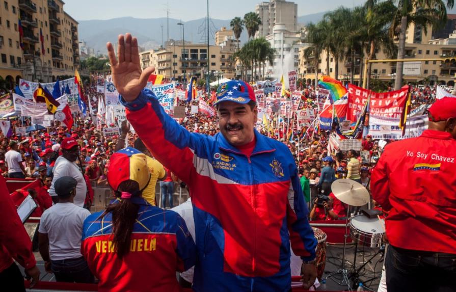 Maduro decreta aumento de 30% del salario pero posterga revolcón económico