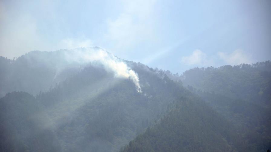 Combaten pequeños focos de fuego que se reavivan en Constanza Combaten pequeños focos de fuego que se reavivan en Constanza