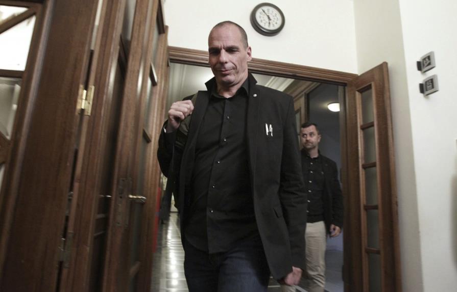 Varufakis espera Grecia no tendrá que optar entre pagar crédito o salarios