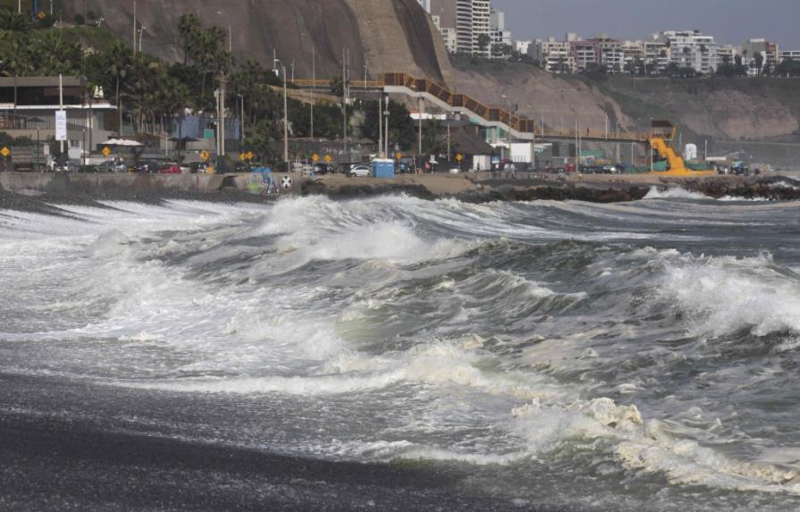 Fuertes oleajes obligan a cerrar más de 80 puertos e inundan casas en Perú