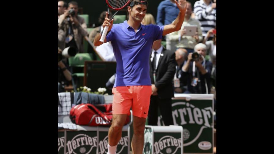Federer deja atrás a Monfils en París