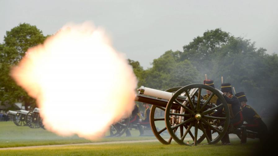 Salvas de cañón para festejar el 62 aniversario de la coronación de Isabel II
