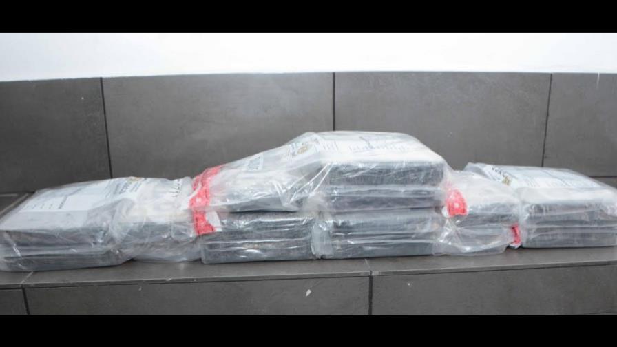 DNCD decomisa 25 paquetes de cocaína en parqueo de restaurante