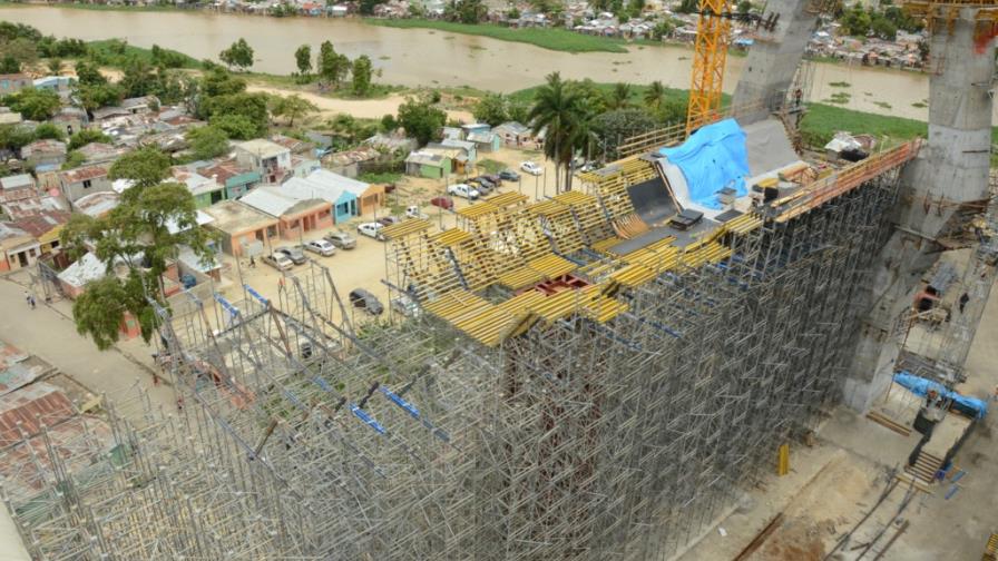 Quejas por grúas construyen puente de la Línea 2 del Metro