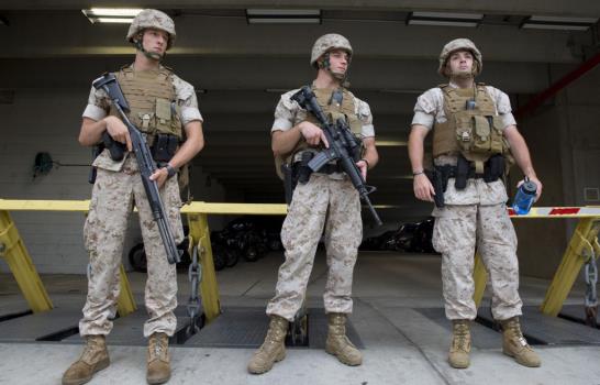 Policía cerca complejo militar en Washington aparentemente por hombre armado