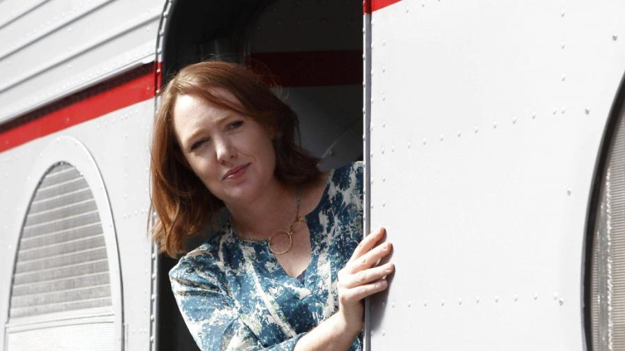 Paula Hawkins crea un éxito literario con su ventana indiscreta desde el tren Paula Hawkins crea un éxito literario con su ventana indiscreta desde el tren