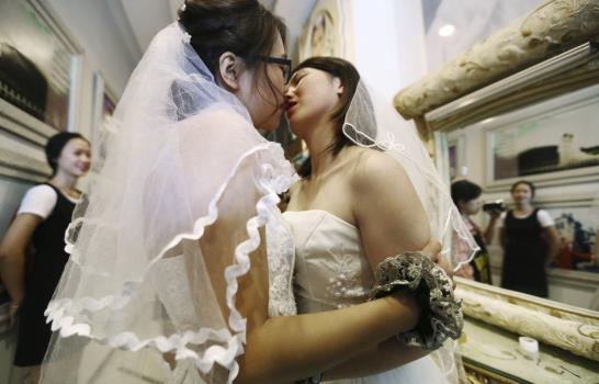 Dos lesbianas se dan el sí, quiero en Pekín para reivindicar matrimonio gay
