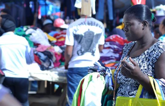 Haitianos participan en Mercado de Pulgas en Santiago