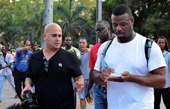 Ken Griffey Jr. ahora es fotógrafo profesional; se le vio en un partido de la NFL