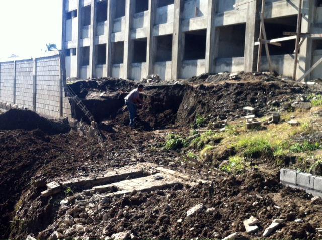 Se desploma pared de un liceo en construcción en La Vega