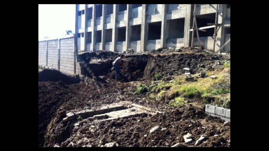 Se desploma pared de un liceo en construcción en La Vega