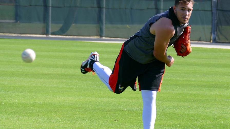 El cubano José Fernández tira desde el bullpen de los Marlins El cubano José Fernández tira desde el bullpen de los Marlins