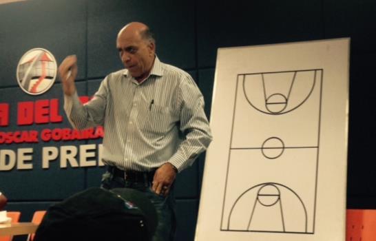 Fernando Teruel imparte curso actualización técnicas baloncesto a cronistas de Santiago