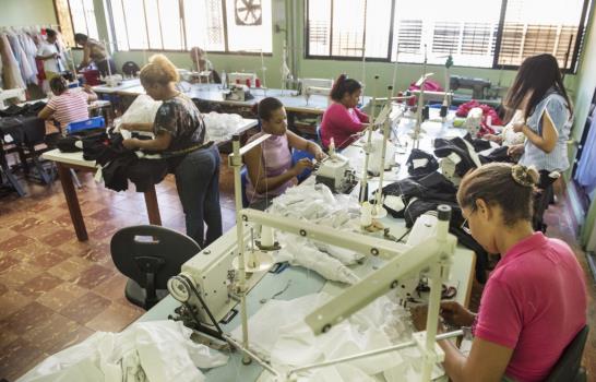 Vicepresidencia y CCN lanzan colección Cayena en apoyo a mujeres de escasos recursos