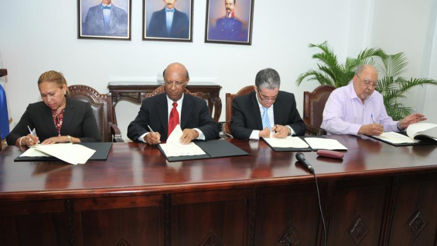 Educación firma convenio con universidades para formar jóvenes