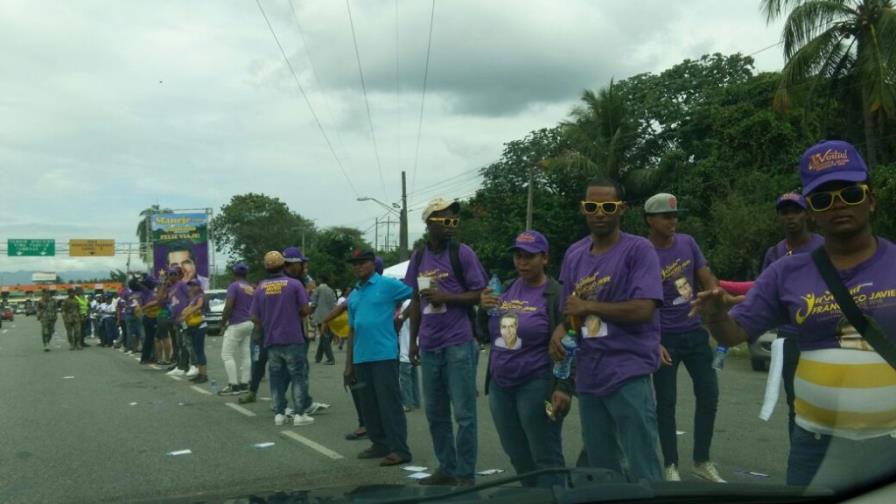 Políticos reparten propaganda en la autopista Duarte Políticos reparten propaganda en la autopista Duarte
