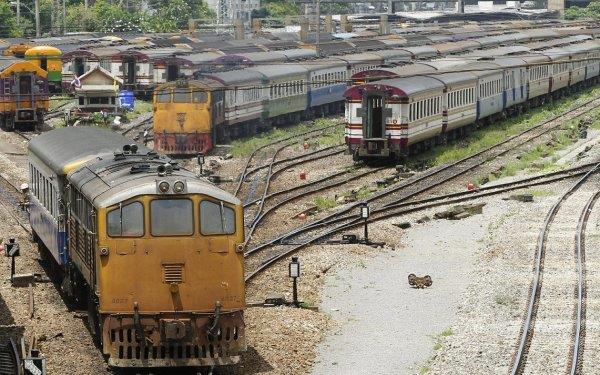 Los amantes de los viejos y lentos trenes de Tailandia