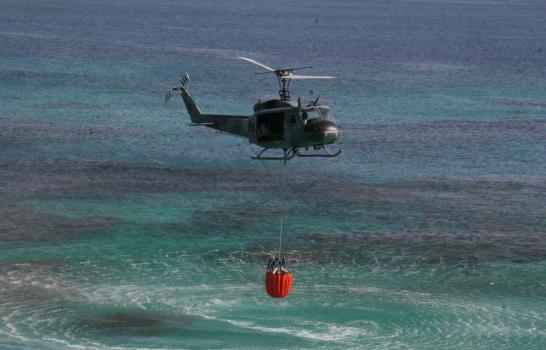 Helicópteros de la Fuerza Aérea se suman a tarea de extinción de fuegos forestales