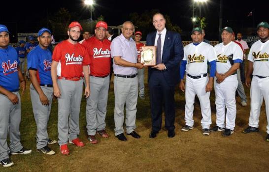 Manlio Bobadilla dedica torneo de softbol a Ministro de Industria y Comercio
