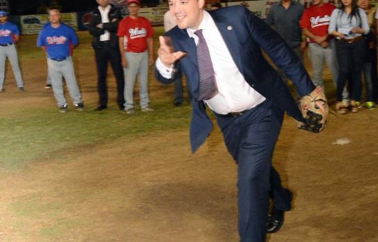Manlio Bobadilla dedica torneo de softbol a Ministro de Industria y Comercio