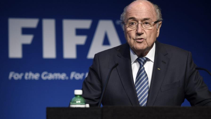 Blatter no resiste la presión y renuncia a presidencia de FIFA