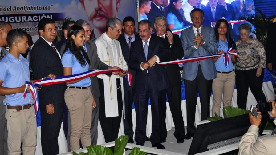 Danilo Medina entrega dos escuelas y una estancia en Santiago