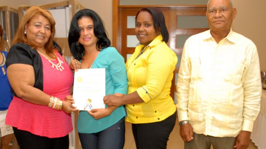 Premian esfuerzos de trabajadores