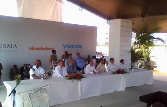 Presidente Medina asiste a la inauguración del hotel Nickelodeon