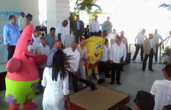 Presidente Medina asiste a la inauguración del hotel Nickelodeon