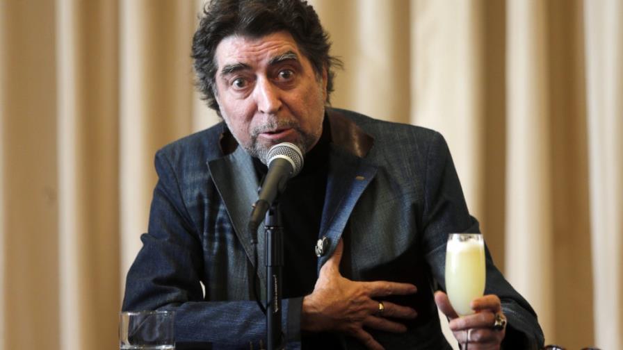 El cantante español Joaquín Sabina brinda por Blatter y celebra su dimisión