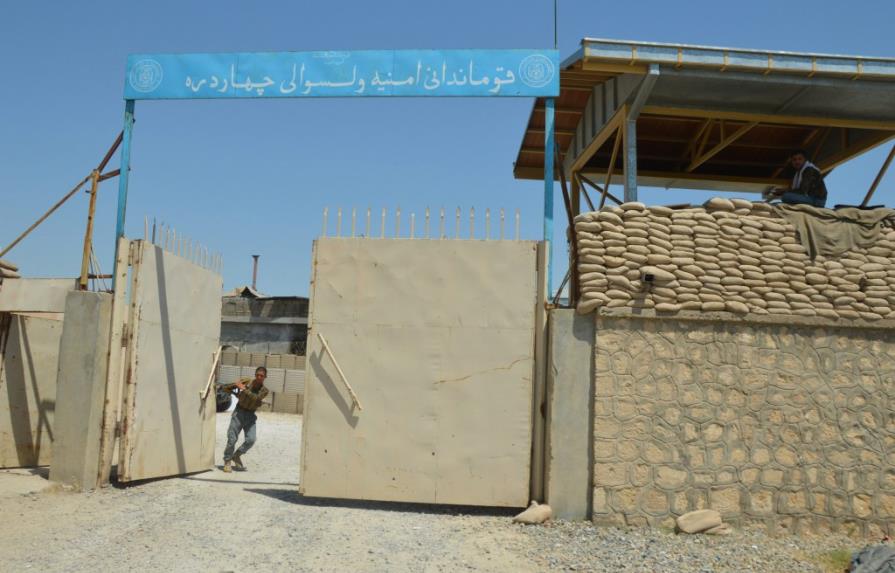 Al menos 50 muertos en ataque talibán a puestos de control en Afganistán