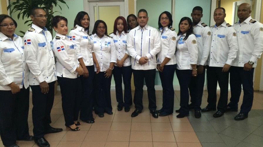 Director de Migración supervisa cambio de uniforme a inspectores en aeropuertos