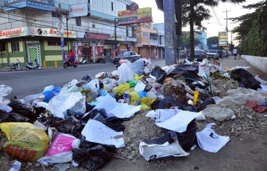 Falta de contenedores aumenta cúmulo de basura en espacios de Santiago