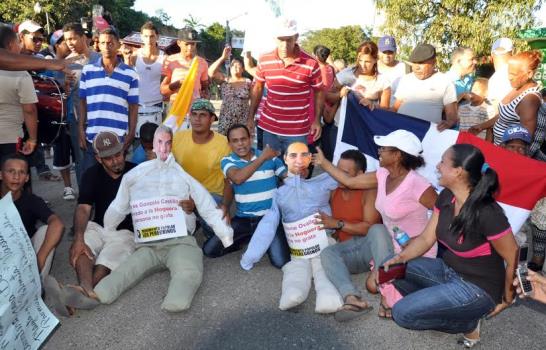 Protestan en Moca por el arreglo de calles