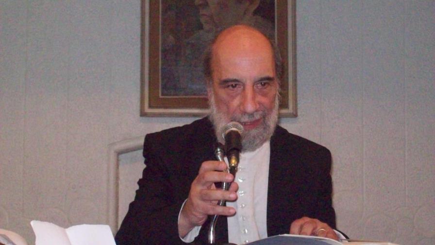 Raúl Zurita: La ideología sirve para no olvidar que somos seres humanos