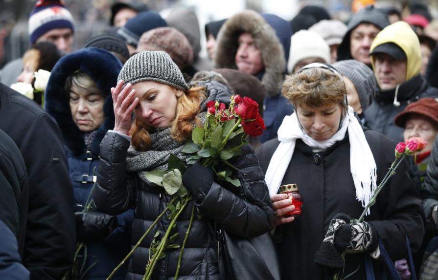 Miles de personas despiden al líder opositor asesinado Boris Nemtsov