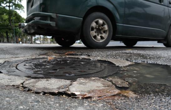 Miles de galones de agua se desperdician en pleno Malecón de Santo Domingo