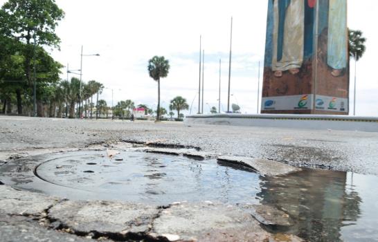 Miles de galones de agua se desperdician en pleno Malecón de Santo Domingo