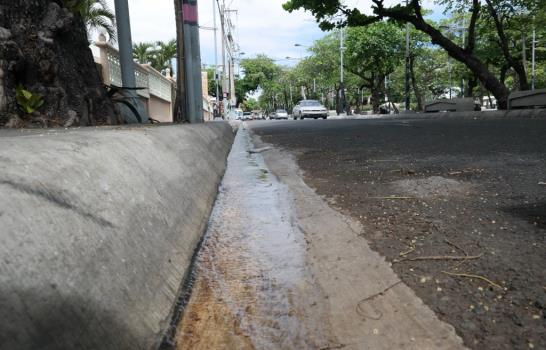 Miles de galones de agua se desperdician en pleno Malecón de Santo Domingo