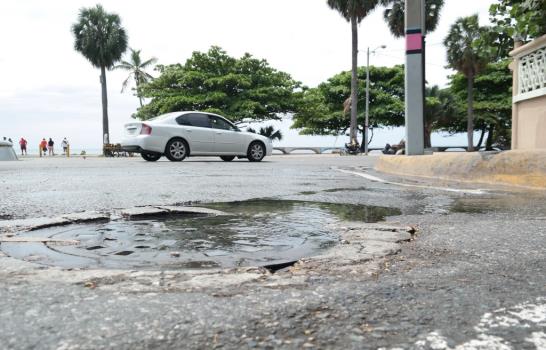 Miles de galones de agua se desperdician en pleno Malecón de Santo Domingo