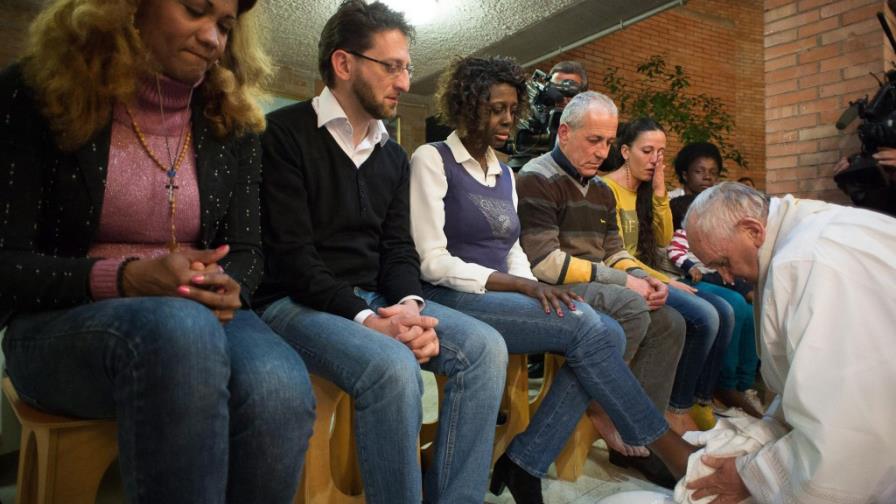 El papa oficia la misa de Jueves Santo y lava los pies a presos de Roma