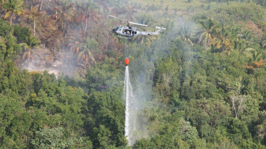 Extinguen incendios en Constanza y Samaná; persisten en Los Haitises y el Sur